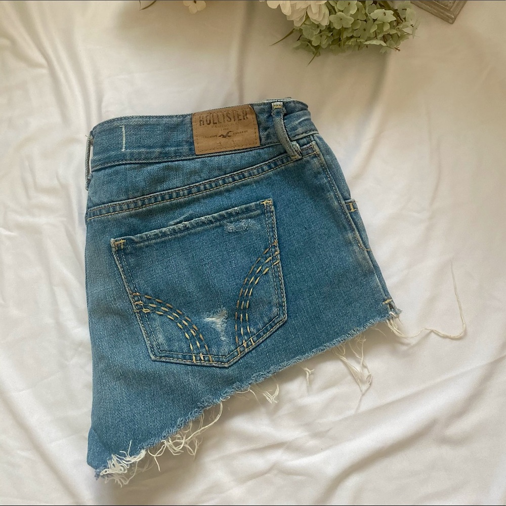 Short Hollister denim shorts!!!!